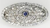 Borche d'époque art déco en platine sertie de diamants et d'un saphir de ceylan de 0,15 carats .