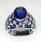 Bague sertie d'un beau saphir de ceylan et d'un damier de saphirs et diamants