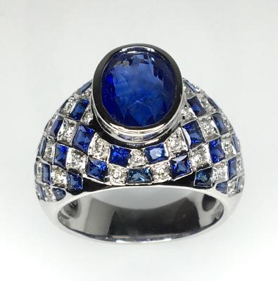 Bague sertie d'un beau saphir de ceylan et d'un damier de saphirs et diamants