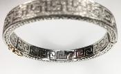 Bracelet Rigide avec un motif à la grecque serti de diamants